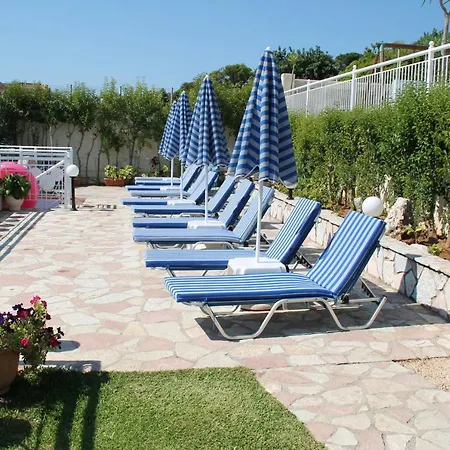 Pelagos Bay Hotel 酒店